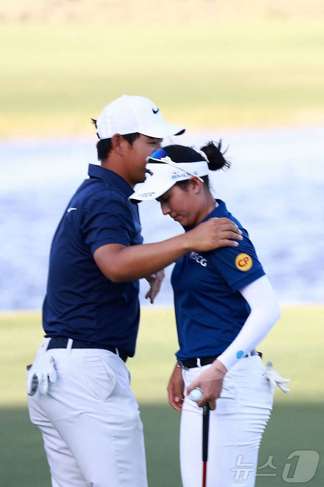혼성 골프 대회 그랜트손튼 인비테이셔널에서 준우승을 차지한 김주형과 지노 티띠꾼(태국). ⓒ AFP=뉴스1