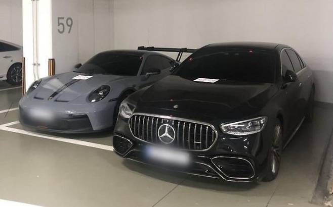 문화체육관광부 저작권범죄과학수사대가 누누비티 운영자 A씨로부터 압수한 벤츠·포르쉐 차량(문화체육관광부 제공)