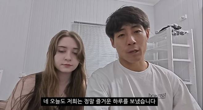 한 여행 전문 유튜버가 자신들이 올린 영상에 "개념이 없다"는 지적 댓글이 달리자 "무엇이 잘못됐냐"며 황당해했다. 사진은 해당 영상. 유튜브 채널 '김치와 바게뜨'