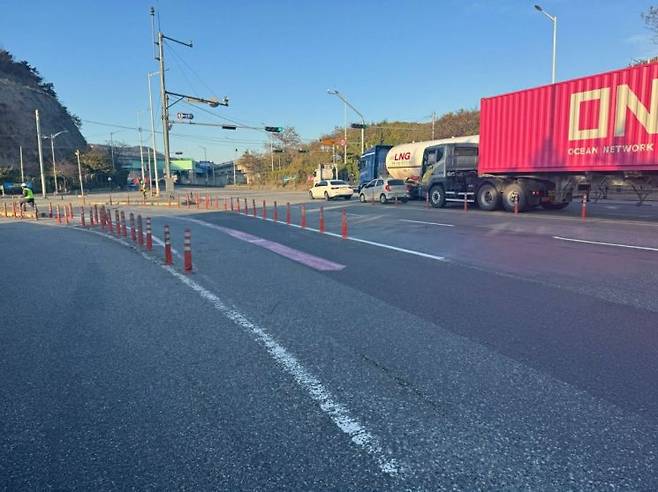 신항삼거리 노면공사 모습. 부산항만공사 제공