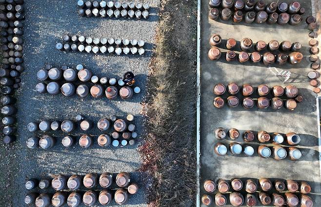 14일 대전 중구 산성동 보문산 자락, 우리의 전통 장인 간장, 고추장, 된장이 담긴 장독들이 길게 늘어서 있다. /신현종 기자
