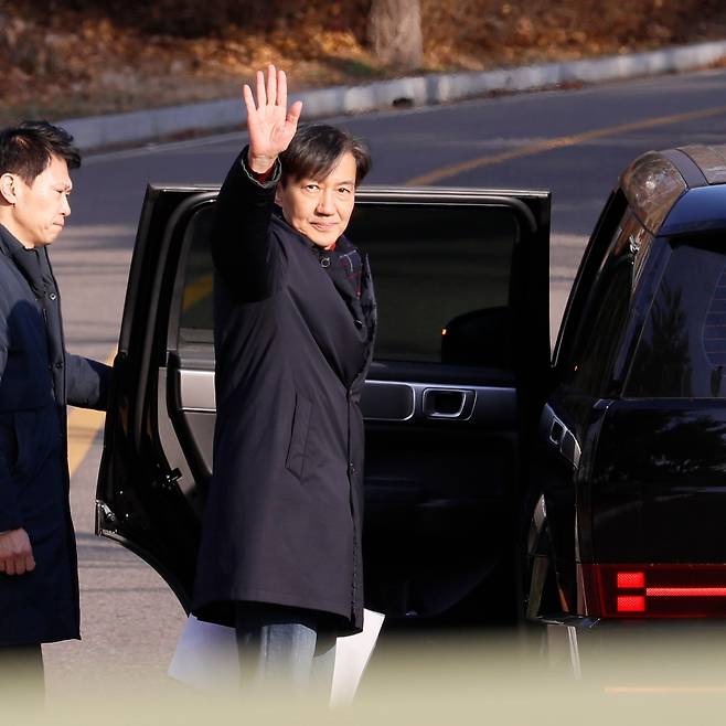 조국 전 조국혁신당 대표가 2024년 12월 16일 경기도 의왕시 서울구치소에  수감되기 위해 구치소 차량을 타기전 손을 들어 인사하고 있다./전기병 기자