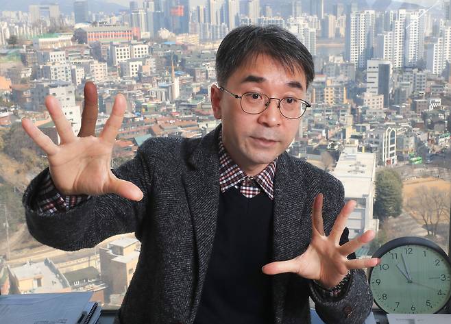마강래 중앙대 교수는 “비수도권 메가시티로는 충청권, 광주·전남권, 대구·경북권, 부산·울산·경남권에 하나씩, 4곳 정도 고려해볼 수 있다”고 했다. 사진 배경은 중앙대 서울 캠퍼스에서 보이는 흑석동 일대이다. / 장련성 기자