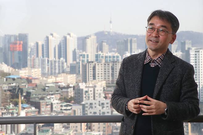 서울 동작구 중앙대 법학관에서 마강래 중앙대 교수가 본지와 인터뷰를 갖고, “융복합 시대에 신산업의 용광로가 필요한데, 그 역할을 메가시티가 할 수 있을 것”이라고 했다. / 장련성 기자