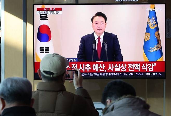 지난 12일 오전 서울역에서 시민들이 윤석열 대통령 담화를 TV로 보고 있다.ⓒ 연합뉴스