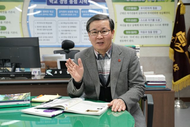 0000919881_001_20241210161221609.jpg 보수 한국사 채택한 문명고, 좌파 성향 교과서도 병행
