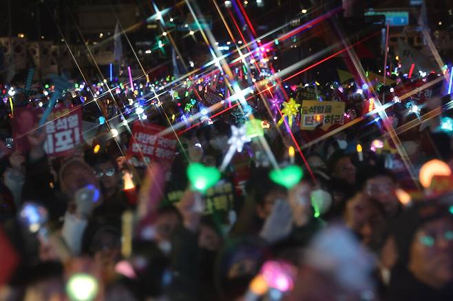 내란죄 피의자 윤석열 대통령 탄핵소추안이 국회에서 가결된 14일 저녁 서울 여의도 국회 앞에 모인 시민들 손에 쥐어진 응원봉이 반짝이고 있다. 김영원 기자 forever@hani.co.kr