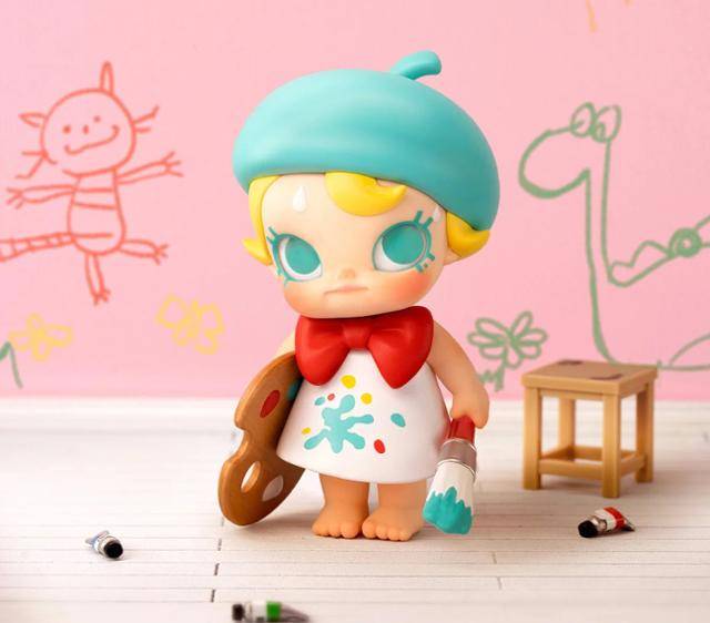 중국 장난감 제조업체인 팝마트의 1호 캐릭터 '몰리' 피규어. 팝마트는 다양한 표정과 색상, 의상을 입힌 캐릭터를 블라인드 박스에 넣어 판매하는 전략으로 중국뿐 아니라 세계 30개국에서 돌풍적인 인기를 얻고 있다. 팝마트 홈페이지