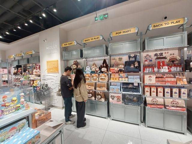 지난달 25일 중국 베이징의 한 팝마트 매장을 방문한 젊은이들이 다양한 피규어 제품을 구경하고 있다. 베이징=조영빈 특파원