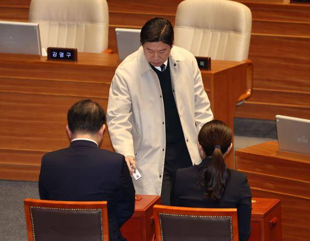 국민의힘 진종오 의원이 14일 국회 본회의장에서 윤석열 대통령 탄핵소추안 투표를 하고 있다. 연합뉴스