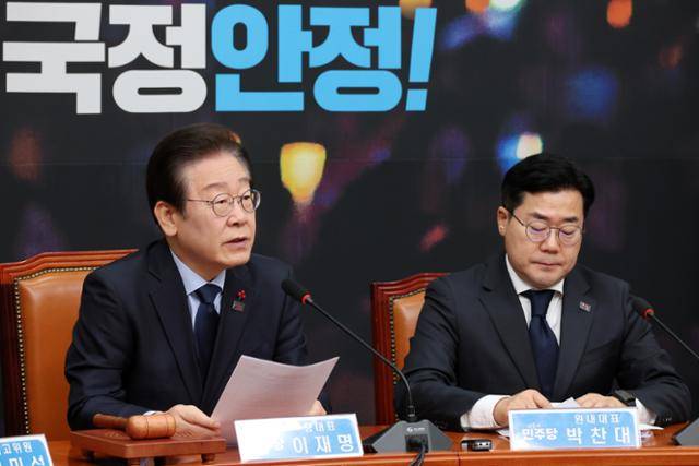 이재명(왼쪽) 더불어민주당 대표가 16일 국회에서 열린 최고위원회의에서 발언하고 있다. 오른쪽은 박찬대 원내대표. 뉴시스