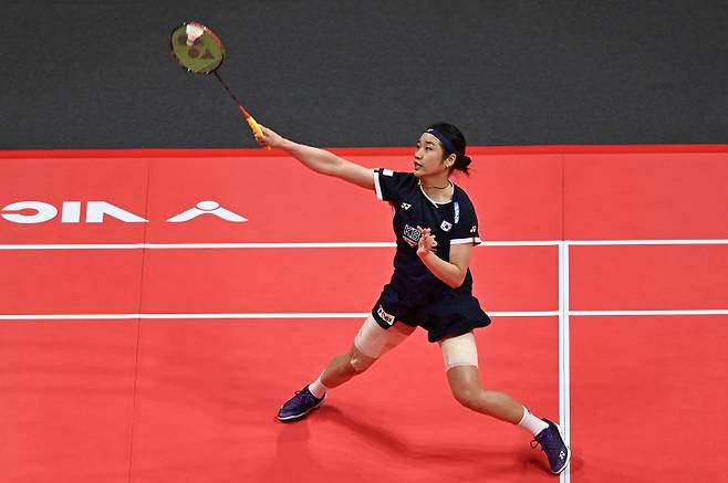 <yonhap photo-2999=""> South Korea's An Se-young hits a return to China?s Wang Zhiyi during their women's singles semi-final match at the BWF Badminton World Tour Finals in Hangzhou, in eastern China?s Zhejiang province on December 14, 2024. (Photo by AFP) / China OUT/2024-12-14 18:17:14/ <저작권자 ⓒ 1980-2024 ㈜연합뉴스. 무단 전재 재배포 금지, AI 학습 및 활용 금지></yonhap>