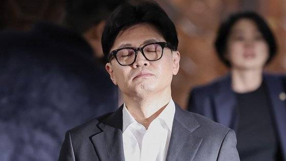 한동훈 국민의힘 대표가 14일 오전 서울 여의도 국회에서 윤석열 대통령에 대한 탄핵소추안 가결 관련 입장을 밝히기 전 생각에 잠겨 있다. 뉴스1