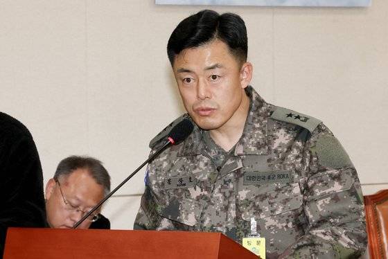 문상호 전 정보사령관이 10일 오전 서울 여의도 국회에서 열린 국방위원회 윤석열 대통령 비상계엄 사태 관련 긴급 현안질의에 출석해 의원 질의에 답하고 있다. 전민규 기자
