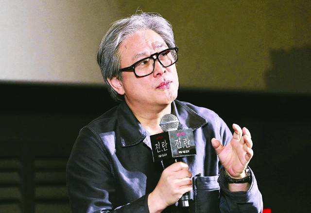 박찬욱 감독도 시민들을 위해 빵을 준비하며 동참했다. 넷플릭스 제공