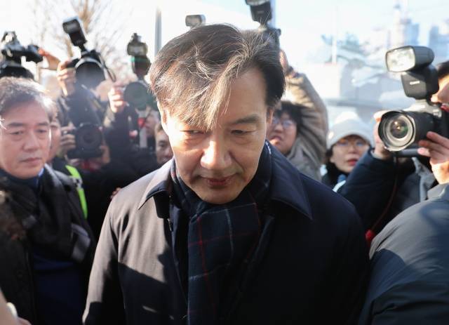 서울구치소 향하는 조국 전 대표. 연합뉴스