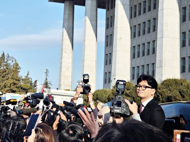 한동훈 국민의힘 대표가 16일 국회에서 당대표직 사퇴 기자회견을 마친 뒤 떠나고 있다. 이강민 기자