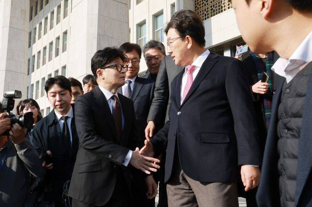 국민의힘 한동훈 대표가 16일 오전 서울 여의도 국회에서 당대표 사퇴 기자회견을 마치고 차량에 탑승하며 권성동 원내대표와 악수하고 있다. 국회사진기자단