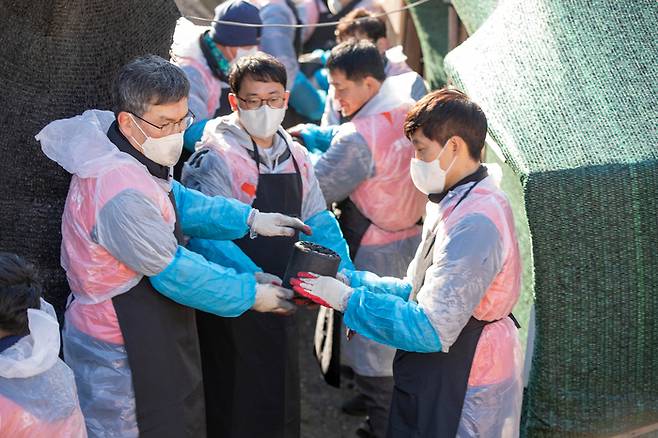 호반사랑나눔이가 ‘사랑의 연탄 나눔’ 봉사활동을 펼치고 있다. [사진 = 호반그룹]