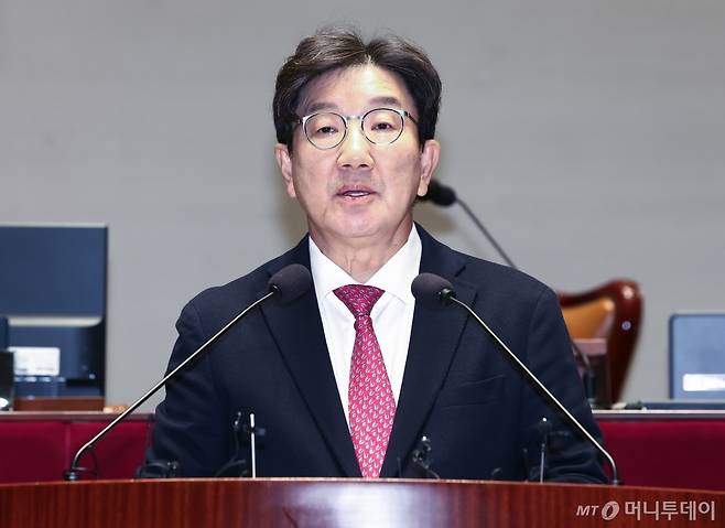 (서울=뉴스1) 김민지 기자 = 권성동 국민의힘 원내대표가 16일 오후 서울 여의도 국회에서 열린 의원총회에서 모두 발언을 하고 있다. 2024.12.16/뉴스1 Copyright (C) 뉴스1. All rights reserved. 무단 전재 및 재배포, AI학습 이용 금지. /사진=(서울=뉴스1) 김민지 기자