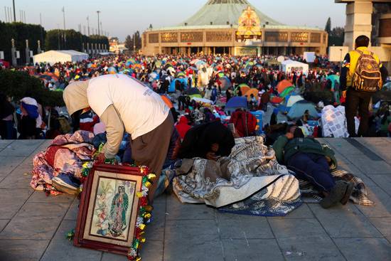 순례자들이 지난12일 (현지시각)멕시코 멕시코시티에서 연례 과달루페 성모 축일 동안 과달루페 성모 대성당에 모여 이를 축하하고 있다./사진=로이터