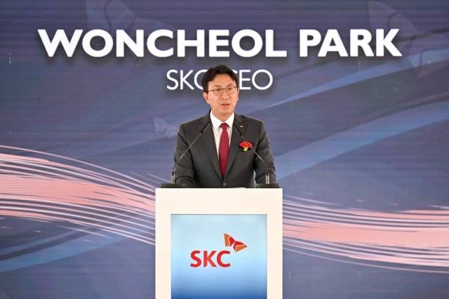 최태원(가운데) SK그룹 회장이 올해 7월 조지아주 커빙턴시에 있는 앱솔릭스에서 구성원들과 기념촬영을 하고 있다.  아래쪽 사진은 박원철 SKC 대표이사 사장. [최태원 회장 링크드인·SKC 제공]