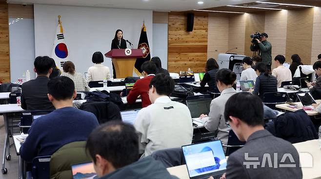 [서울=뉴시스] 추상철 기자 = 이진 헌법재판소 공보관이 16일 오후 서울 종로구 헌법재판소에서  '윤석열 대통령 탄핵심판 사건'과 관련 브리핑을 하고 있다. 2024.12.16. scchoo@newsis.com