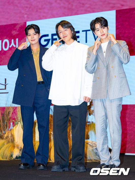 [OSEN=민경훈 기자] 16일 오후 서울 구로구  신도림 디큐브시티 더 세인트에서 지니 TV 오리지널 드라마 '나미브' 제작발표회가 열렸다. 이 드라마는 해고된 스타 제작자 강수현(고현정 분)과 방출된 장기 연습생 유진우(려운 분)가 만나 각자의 목표를 위해 나아가는 이야기를 담은 드라마. 한편 배우 고현정은 갑작스러운 건강 악화로 제작발표회에 불참했다.배우 려운, 윤상현, 이진우가 입장하며 포즈를 취하고 있다. 2024.12.16 / rumi@osen.co.kr