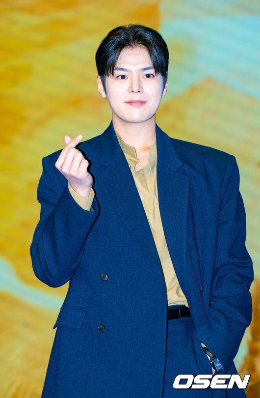 [OSEN=민경훈 기자] 16일 오후 서울 구로구  신도림 디큐브시티 더 세인트에서 지니 TV 오리지널 드라마 '나미브' 제작발표회가 열렸다. 이 드라마는 해고된 스타 제작자 강수현(고현정 분)과 방출된 장기 연습생 유진우(려운 분)가 만나 각자의 목표를 위해 나아가는 이야기를 담은 드라마. 한편 배우 고현정은 갑작스러운 건강 악화로 제작발표회에 불참했다.배우 려운이 입장하며 포즈를 취하고 있다. 2024.12.16 / rumi@osen.co.kr