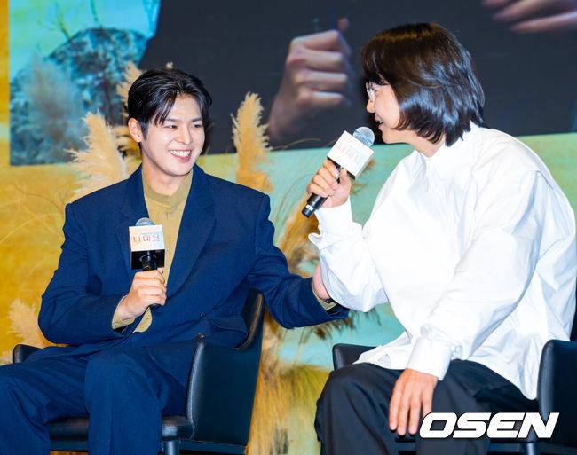 [OSEN=민경훈 기자] 16일 오후 서울 구로구  신도림 디큐브시티 더 세인트에서 지니 TV 오리지널 드라마 '나미브' 제작발표회가 열렸다. 이 드라마는 해고된 스타 제작자 강수현(고현정 분)과 방출된 장기 연습생 유진우(려운 분)가 만나 각자의 목표를 위해 나아가는 이야기를 담은 드라마. 한편 배우 고현정은 갑작스러운 건강 악화로 제작발표회에 불참했다.배우 려운이 윤상현이 말할때 터치를 하고 있다. 2024.12.16 / rumi@osen.co.kr