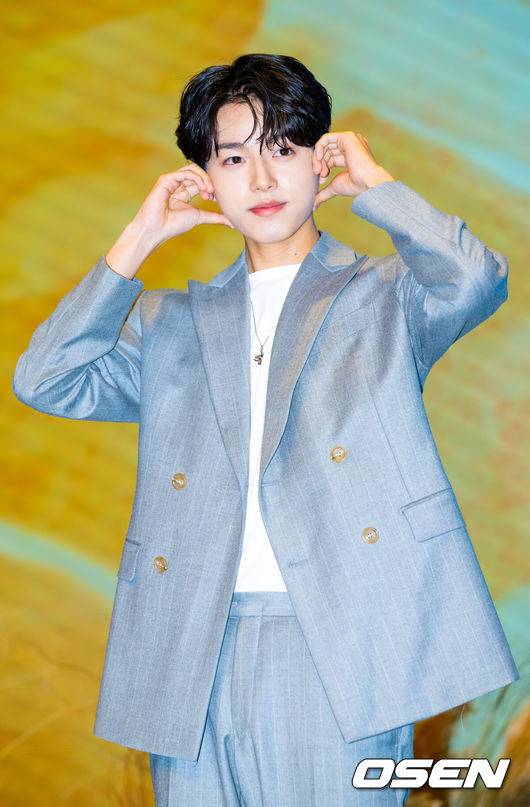 [OSEN=민경훈 기자] 16일 오후 서울 구로구  신도림 디큐브시티 더 세인트에서 지니 TV 오리지널 드라마 '나미브' 제작발표회가 열렸다. 이 드라마는 해고된 스타 제작자 강수현(고현정 분)과 방출된 장기 연습생 유진우(려운 분)가 만나 각자의 목표를 위해 나아가는 이야기를 담은 드라마. 한편 배우 고현정은 갑작스러운 건강 악화로 제작발표회에 불참했다.배우 이진우가 입장하며 포즈를 취하고 있다. 2024.12.16 / rumi@osen.co.kr