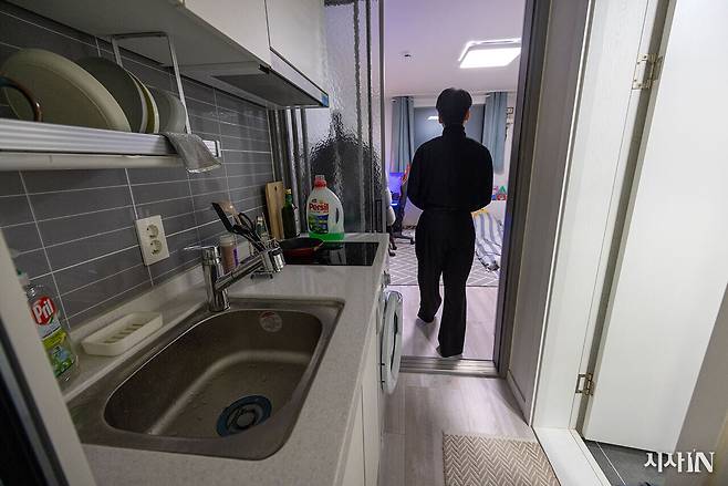 B 다중주택에 살고 있는 한 임차인의 방. 취사 시설을 설치할 수 없으나, 실제로는 불법 개조된 상태다. ⓒ시사IN 조남진
