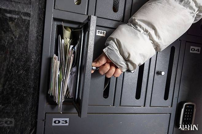 한 피해 주택 공용 우편함의 모습. 임대인에게 보내는 각종 고지서와 우편물이 빼곡하게 꽂혀 있다. ⓒ시사IN 조남진