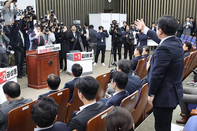 지난 12일 서울 여의도 국회에서 열린 원내대표 선출을 위한 국민의힘 의원총회에서 윤석열 대통령 대국민 담화를 비판한 한동훈 대표가 친윤계 의원인 강명구 의원으로부터 강한 항의를 받고 있다. ⓒ연합뉴스