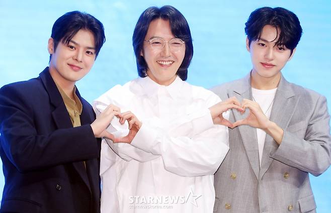 배우 려운, 윤상현, 이진우가 16일 오후 서울 구로구 더세인트웨딩에서 진행된 지니TV 오리지널 드라마 '나미브' 제작발표회에 참석해 포즈를 취하고 있다.  '나미브'는 해고된 스타 제작자 강수현(고현정 분)과 방출된 장기 연습생 유진우(려운 분)가 만나 각자의 목표를 위해 나아가는 이야기. 오는 23일 오후 10시 ENA에서 첫 방송되며, 스트리밍은 본방 직후 KT 지니 TV, 지니 TV 모바일에서 무료로 제공된다. 2024.12.16 /사진=김창현 chmt@