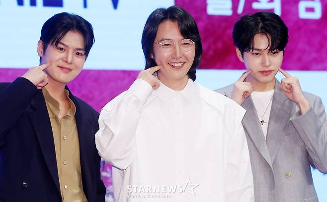 배우 려운, 윤상현, 이진우가 16일 오후 서울 구로구 더세인트웨딩에서 진행된 지니TV 오리지널 드라마 '나미브' 제작발표회에 참석해 포즈를 취하고 있다.  '나미브'는 해고된 스타 제작자 강수현(고현정 분)과 방출된 장기 연습생 유진우(려운 분)가 만나 각자의 목표를 위해 나아가는 이야기. 오는 23일 오후 10시 ENA에서 첫 방송되며, 스트리밍은 본방 직후 KT 지니 TV, 지니 TV 모바일에서 무료로 제공된다. 2024.12.16 /사진=김창현 chmt@