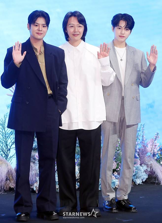 배우 려운, 윤상현, 이진우가 16일 오후 서울 구로구 더세인트웨딩에서 진행된 지니TV 오리지널 드라마 '나미브' 제작발표회에 참석해 포즈를 취하고 있다.  '나미브'는 해고된 스타 제작자 강수현(고현정 분)과 방출된 장기 연습생 유진우(려운 분)가 만나 각자의 목표를 위해 나아가는 이야기. 오는 23일 오후 10시 ENA에서 첫 방송되며, 스트리밍은 본방 직후 KT 지니 TV, 지니 TV 모바일에서 무료로 제공된다. 2024.12.16 /사진=김창현 chmt@