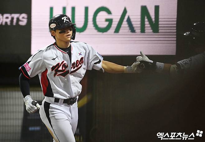 14일 오후 대만 톈무야구장에서 열린 '2024 WBSC(세계야구소프트볼연맹) 프리미어12' B조 조별리그 대한민국과 쿠바의 경기, 7회말 1사 김도영이 솔로 홈런을 때려내고 있다. 엑스포츠뉴스 DB