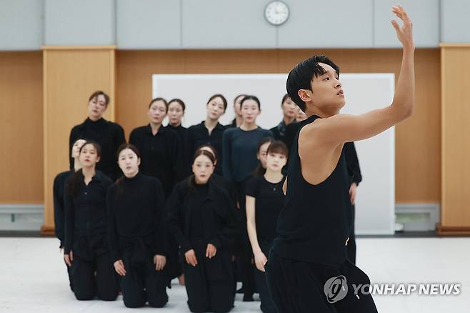 무용수 최호종 무용수 최호종이 지난 4월 국립무용단 신작 '사자의 서' 주요 장면을 시연하고 있다. [연합뉴스 자료사진]