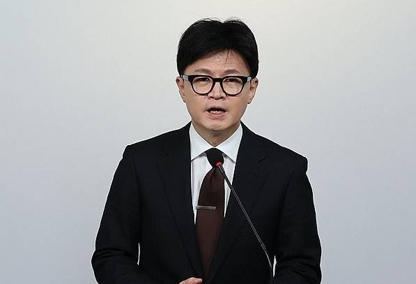 '국정 수습' 공동 담화문 발표하는 한동훈 대표 (서울=연합뉴스) 김주성 기자 = 국민의힘 한동훈 대표가 8일 오전 서울 여의도 국민의힘 당사에서 한덕수 국무총리와 함께 국정 수습 방안에 대한 공동 담화문을 발표하고 있다. 2024.12.8 utzza@yna.co.kr