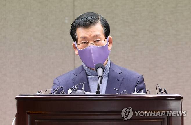 기자회견하는 장영하 변호사 (서울=연합뉴스) 신준희 기자 = '굿바이 이재명' 저자 장영하 변호사가 12일 중구 프레스센터에서 더불어민주당 이재명 대선후보 관련 자료를 보여주며 기자회견을 하고 있다. 2022.1.12 hama@yna.co.kr
