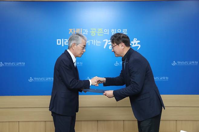 박종훈 교육감과 박한규 홍보담당관 [경남도교육청 제공. 재판매 및 DB 금지]