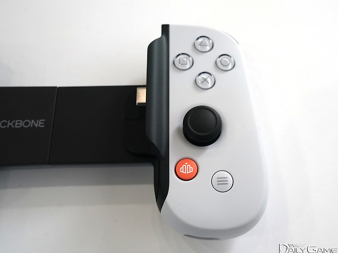 플레이스테이션 공식 인증 제품을 받아 생김새도 비슷하다.