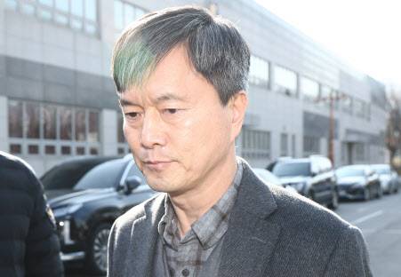 계엄 선포 당시 국회의원들의 국회 출입을 막아 내란에 동조한 혐의로 고발된 목현태 전 국회경비대장이 지난 11일 굳은 표정으로 국회경비대 청사를 나서고 있다. (사진=뉴스1)