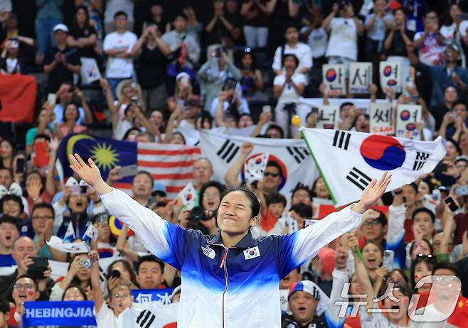 대한민국 배드민턴 대표팀 안세영이 5일 오후(한국시간) 프랑스 파리 라 샤펠 아레나에서 열린 2024 파리올림픽 배드민턴 여자 단식 시상식에서 시상대에 오르며 기뻐하고 있다. 2024.8.5/뉴스1 ⓒ News1 박정호 기자