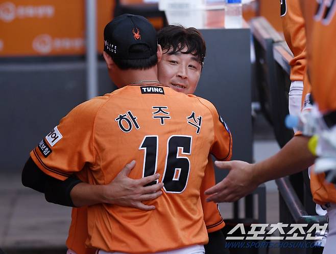 29일 대전 한화생명이글스파크에서 열리는 NC-한화전. 은퇴경기에 선발 투수로 나선 정우람이 한 타자를 상대 후 마운드를 내려왔다. 하주석이 정우람과 포옹하고 있다. 대전=정재근 기자 cjg@sportschosun.com/2024.9.29/