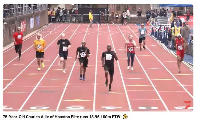 　◇2023년 펜 릴레이 대회에서 75세의 나이로 13초96를 기록하며 100m 우승을 차지한  찰스 알리(왼쪽에서 다섯번째).이미지=FloTrack 유튜브 채널