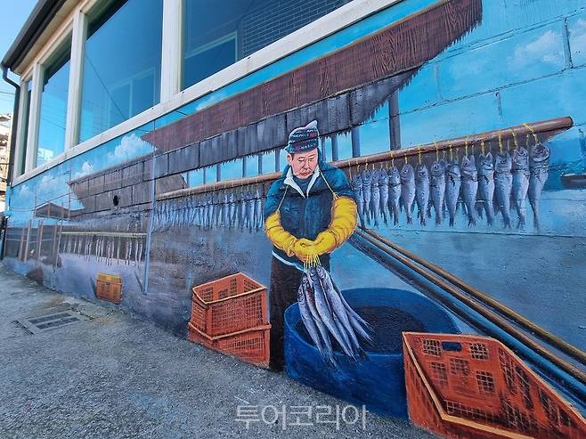 새롭게 단장한 논골담길 벽화/사진=동해시