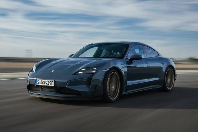 사진 : 포르쉐 타이칸 터보 GT