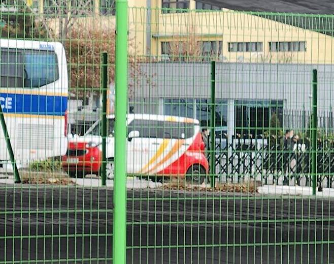 17일 오전 9시55분쯤 우체국 차량이 서울 용산구 한남동 대통령 관저 입구에 서 있는 모습. /연합뉴스